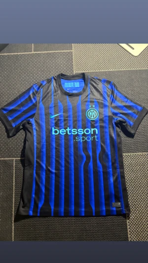 Inter tröja - Tjena, jag säljer nu min nya Inter tröja. Den har inget felaktigt med dne