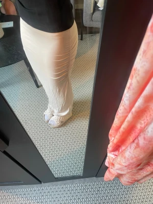 Beige långkjol  - Säljer en beige långkjol med tight passform🤍