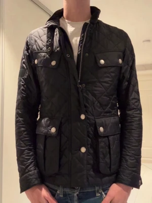 Barbour jacka - Barbour jacka i fint skick. Köpt för 2500kr säljs för 499kr. Hojta till vid minsta lilla intresse.