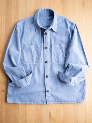 Ljusblå overshirt med fickor - Snygg ljusblå overshirt i bomull med två stora bröstfickor och knappar framtill. Rak passform och klassisk krage ger en clean look. Perfekt att bära öppen över t-shirt eller stängd som skjorta. Ärmarna har knapp vid manschetten för enkel uppvikning.