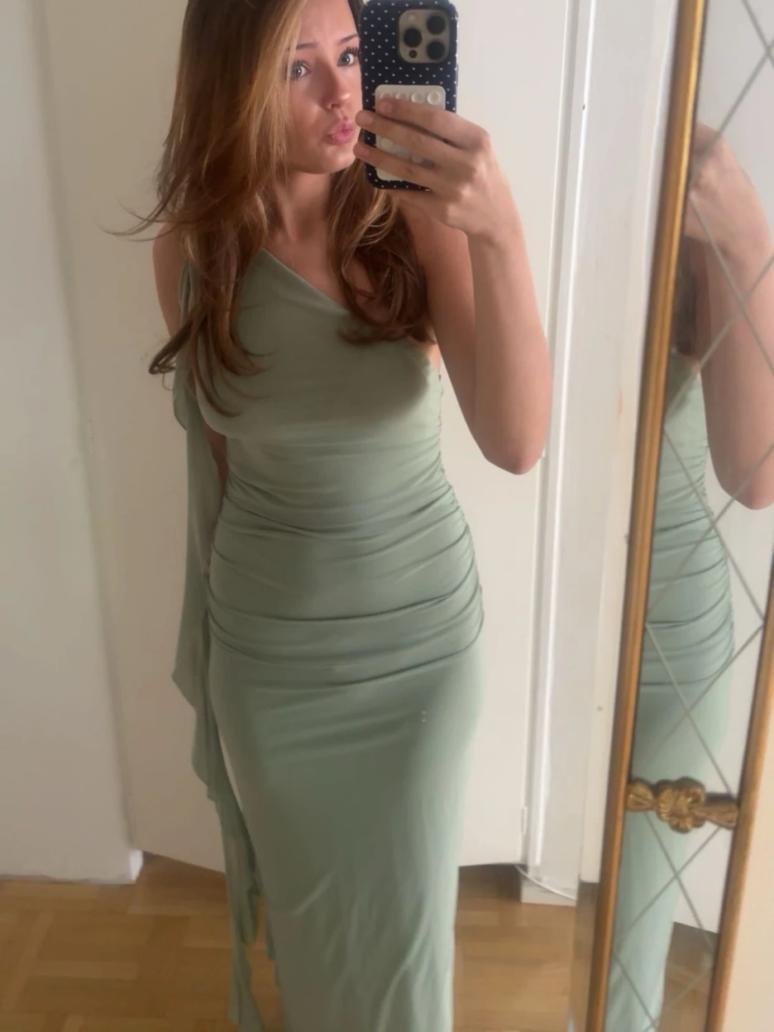 Ljusgrön oneshoulder långklänning