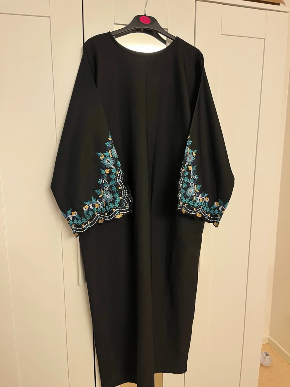 Abaya med brodering