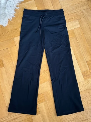 Low waist fitted pants Lager 157 - Low waist fitted pants Lager 157, style ”EBBA” Marinblå mjukisbyxor med rak och lite vidare passform. Byxorna har resår i midjan och dragsko för justerbar passform. Perfekta för en avslappnad och chill stil. Tillverkade i mjukt och bekvämt material.