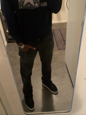 Mörkblå hoodie - Mörkblå hoodie från Original Fit med vit text och stjärntryck på bröstet. Hoodien har huva med dragsko och en stor magficka framtill. Perfekt för en avslappnad och cool stil.