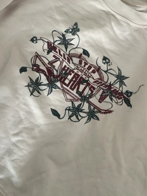 Sweatshirt ifrån Zadig Voltaire. - Bekväm söt tröja i en ljusrosa färg med motiv på bröstet. Perfekt till lite kyligare dagar. Inga defekter. Storlek 14 år.