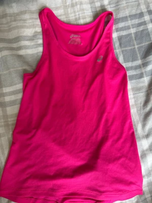 Fin rosa träningstopp - Säljer denna fina topp från asics. Köp gärna bundel priset går att förhandla 🥰🥰