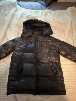 Svart dunjacka från Polo Ralph Lauren - Helt ny Snygg svart dunjacka från Polo Ralph Lauren, har använt den säkert bara 1-3 gånger passa perfekt och är en bra jacka för hösten/sommaren på kalla dagar. Och ja den är äkta