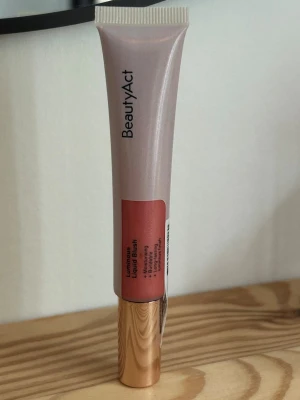BeautyAct Luminous Liquid Blush - BeautyAct Luminous Liquid Blush i färgen Berry Dreams. Nypris 259kr💕 https://www.kicks.se/beautyact-luminous-liquid-bronzer-berry-dreams