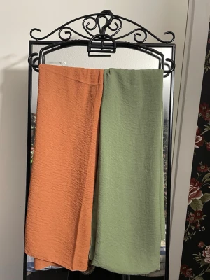 Premium Chiffong ? Hijab - Säljer två slöjor i färgerna salviagrön och rostbrun/orange. Är osäker ifall det är premium chiffong men tyget är inte likt vanligt chiffong, då det är lite skrynkligare och ogenomskinligt. Båda är i mycket bra skick och har knappt använts.  Längd: ca 190 cm Bredd: ca 65 cm  1 för 60 kr, 2 för 100 kr.
