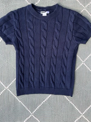 Mörkblå kabelstickad topp från Gina Young  - Fin marinblå kabelstickad topp/t-shirt från Gina Tricot Young. Mycket bra skick! Perfekt nu till sommaren. Storlek 146/152. 🌸