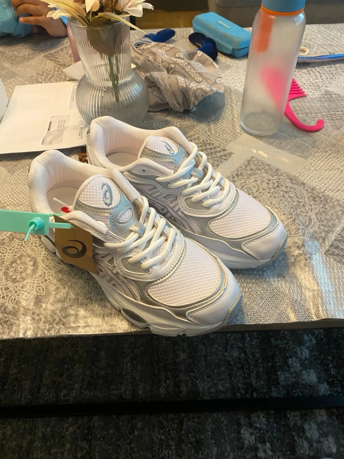 Vita Asics, den som köper för får skorna för 800