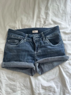 Nelly - Säljer ett par shorts jag klippt till själv, super snygga passar bra till en vit topp tillexempel💗