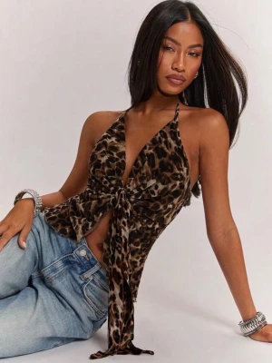  topp - NY&OANVÄND!!! 🫶Snygg leopardmönstrad halterneck topp med knyt framtill. Toppen är ärmlös och har en croppad passform som ger en trendig look. Perfekt för dig som vill sticka ut med ett djurmönster och coola detaljer.