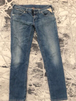 Blå slim fit jeans från Replay - Snygga blå slim fit jeans från Replay med klassisk femficksdesign. 