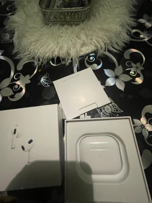 Apple AirPods Pro med laddningsetui - Säljer ett par vita Apple AirPods Pro med tillhörande laddningsetui. Hörlurarna har en stilren och kompakt design i blank plast och levereras i originalförpackning. Perfekta för trådlös musik och samtal med grym ljudkvalitet.