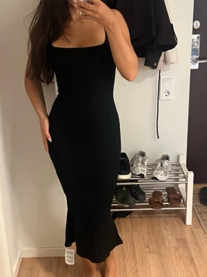 Svart klänning  - Säljer min klänning från ASOS, helt oanvänd och lappar som tillkom är kvar. 