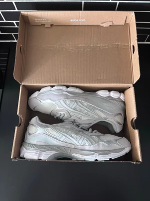  Asics gel nyc creme/cloud grey -  Asics gel nyc creme/cloud grey i strl 45 men passar 44 hör gärna av er vid frågor