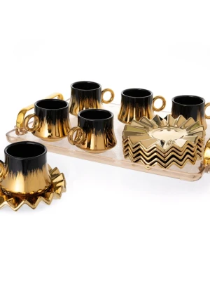 Lyxigt kaffekoppsset i svart och guld - Säljer ett elegant kaffekoppsset med sex koppar och matchande fat i svart och guld. Kopparna har en unik form med guldfärgad botten och svart ovandel, och faten har ett vågigt mönster. Perfekt för att imponera på gäster vid fika .