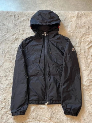 Moncler windbreaker - Kör nu intressekoll på min Moncler windbreaker | Bra skick utan några defekter | Storlek 2 - S | Självklart äkta | Modell: Grimpeurs | Hör av dig vid minsta fundering