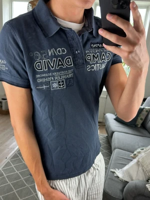 Pikétröja unik - Säljer ni denna extremt snygga och unika pikén med snygga design från Camp David Blue. Färg: grå/blå. Mått: B:50 C:50 D:65 (cm) Skriv vid fundering 😇🙌