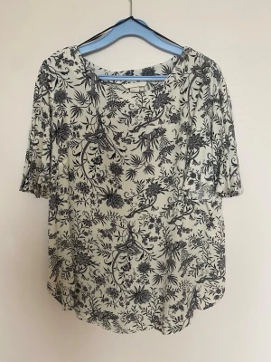 H&M Svart/Vit Blus Viskos M/38 | Asian Print | Sommar - Säljer denna fina blus i väldigt bra skick ✨   Som ny, använd 1-2 ggr. Inga fläckar, hål eller slitage.  Storlek: M/L - motsvarar EU 38 / US 8   Färg: Vit med svart blommigt mönster   Material: 100% viskos - luftig och skön för sommaren   Passform: Löst fallande, fladdriga ärmar, rund halsringning    Perfekt till jobb, fest eller vardags.  
