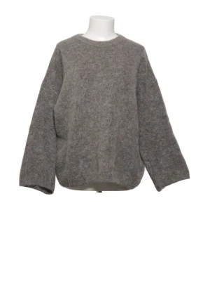 Grå H&M mohair stickad tröja  - Grå H&M mohair stickad tröja, färgen är som på tredje bilden. Storlek XS men mer som S,M 