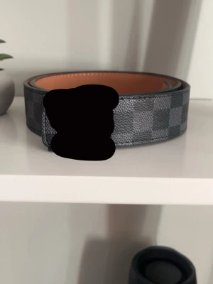 Rutigt svart och grått bälte i skinn - Skriv till mig privat för bättre bilder.