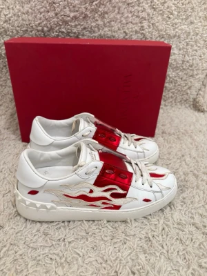 Limited edition Valentino Opens - Säljer ett par valentino opens flame i mycket fint skick. Storlek: 36 fits 37 Skick: 9,6/10 Färg: vita med röda sträck samt eldflammor 📦 Ingår: box + extra snöre 💰 Pris: 2499 kr Snabb affär prioriteras – seriösa bud välkomna. Skriv gärna för fler bilder eller frågor.  