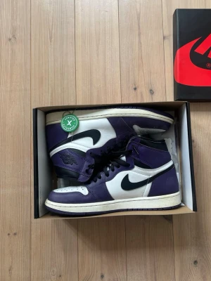Air Jordan 1 Retro High Court Purple - Säljer ett par Air Jordan 1 court Purple i storlek 43. Inga konstigheter, du får varmt höra av dig vid frågor! 