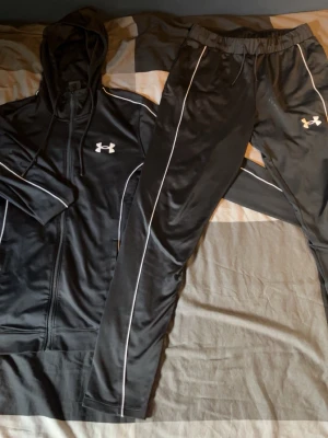 Under Armour Tracksuit - Pris kan diskuteras