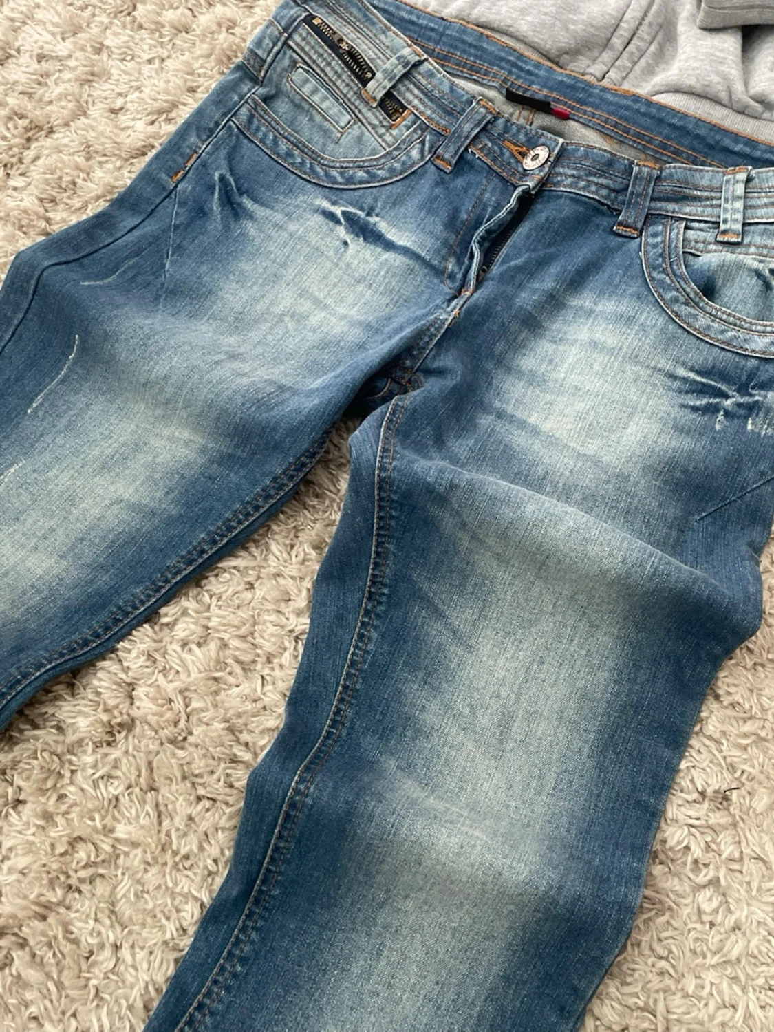 Blå slitna jeans med raka ben - 1