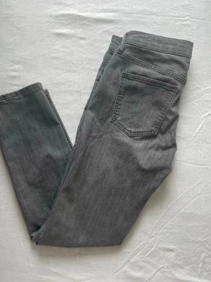Grå slim fit jeans  - Säljer ett par gråa slim fit jeans som är i bra skick och har inga skador eller fläckar. Storlek 30x30