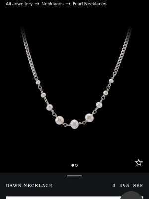Dawn pärlhalsband i silver Maria Nilsdotter  - Skriv för bilder!! Helt nytt aldrig använt. Fått men inte för mig. Elegant halsband med vita runda pärlor i olika storlekar på en tunn silverfärgad kedja. Pärlorna är jämnt fördelade framtill och ger ett stilrent och modernt intryck. Perfekt accessoar för dig som gillar klassisk men trendig stil.