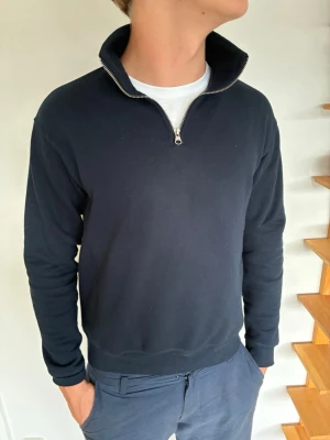 Zara quarter zip tröja  - Zara quarter zip|Pris:129kr|Storlek:S,modell:188cm|Skick:Mycket bra, 9/10|Hör av dig vid minsta lilla fundering eller fråga|