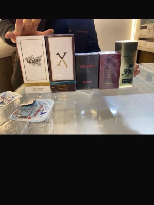 Parfymset  - Säljer ett exklusivt parfymset med flera dofter från Xerjoff, Valentino och Hugo Boss. Förpackningarna är stilrena i vitt, guld, svart och lila med eleganta logotyper. Perfekt för dig som vill ha lyxiga och unika parfymer i din samling.