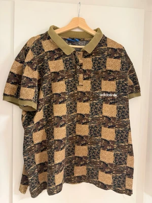 adidas Original Camouflage Camo Trefoil Polo Shirt XL - Säljer en adidas Original Camouflage Camo Trefoil Polo Shirt. Storlek XL.