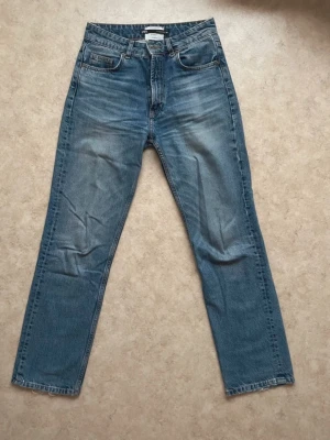 Blå raka jeans från Zara - Säljer ett par klassiska blå jeans från Zara med rak passform och hög midja. 