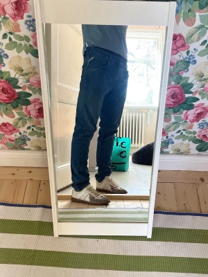 Blå slim fit jeans Replay - Säljer ett par blå slim fit jeans med klassisk femficksdesign och dragkedja. Jeansen har en modern passform som sitter tight längs benen och är från Replay. Riktigt feta och en rättså ovanlig model.