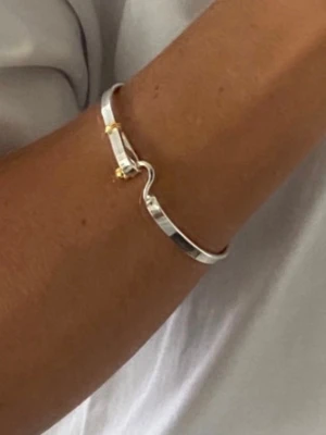 Argent Silver Doré Gold Bracelet - Elegant silverarmband med subtila gulddetaljer – ett minimalistiskt statement piece. Inre omkrets ca 18 cm