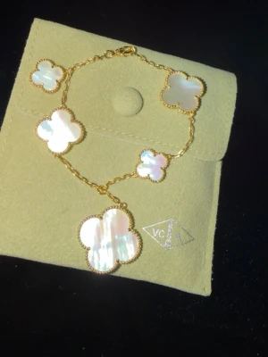 Väldigt fint klöver armband - Ett elegant armband med klöverdetaljer i olika storlekar som ger en unik och stilfull look. Den skimrande ytan fångar ljuset vackert och gör smycket till en riktig blickfångare.  ✔ Tillverkat av rostfritt stål   ✔ 18k guldpläterat   ✔ Mycket hög kvalitet   ✔ Unik design som lyfter hela outfiten    Perfekt för både vardag och fest ✨   Skicka DM vid intresse 💌