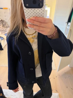 mörkblå kappa🧥 - mysig tunn kappa💙 säljer då den inte används men i perfekt skick!