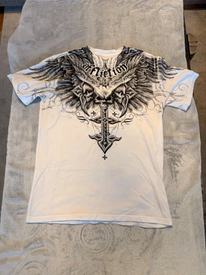 AFFLICTION T-SHIRT - Tjaaa, säljer då denna t shirt som är använd många gånger! Den är köpt från original sidan av affliction! 