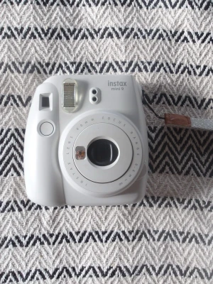 Instax Mini 9 Kamera - Säljer min Instax mini 9 kamera då den inte kommer till användning. Den är använd några få gånger och är i bra skick. Som man ser på den sista bilden har kameran en svart prick på kikhålet men det påverkar inte bilden. Inklusive batterier💗
