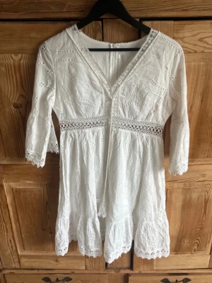 Vit klänning - Söt vit kortklänning med v-ringning och trekvartsärm som tyvärr inte passar.