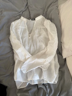 Vit blus från Kappahl med v-ringning - Säljer en superfin vit blus från Kappahl i storlek S. Blusen har v-ringning som har ett skönt och luftigt material. Perfekt att matcha med jeans eller kjol. 💗