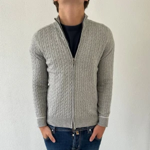 Massimo Dutti Cardigan/Full-zip - Tja. Säljer denna ruskigt snygga och trendiga full zip från Massimo Dutti. Den är i Cashmere och Bomull. Den är i nyskick, använd fåtal gånger. Tveka inte på att ställa frågor! 🤩