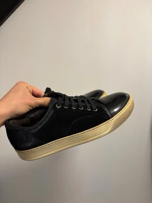 Lanvin captoes sneakers svarta - Stilrena svarta sneakers lanvins, liten defekt på skon, annars övrigt i bra skick! ✅