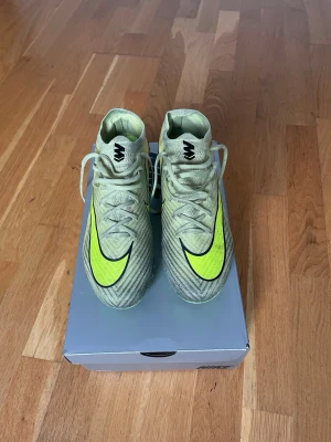 Nike Mercurial fotbollsskor  - Säljer ett par Nike Mercurial fotbollsskor i ljusgul färg. Är bara använda i en vecka ungefär och har inga skador eller så. Nypris är 3 099kr och om du har frågor så är det bara att fråga!