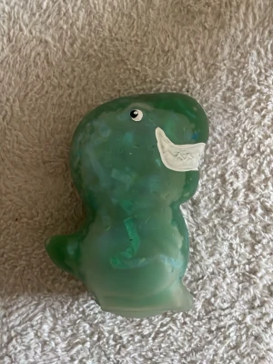 En stor dinosaurie stressboll - En stor grön dinosaurie stressboll med glitter saker inuti. Bra fel stress och kul för lek 