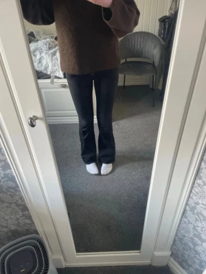 Svarta jeans - Säljer svarta jeans från Gina Tricot. Har inga fläckar eller skador.